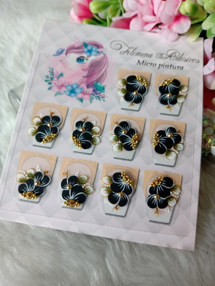 Adesivos de Luxo, Unhas