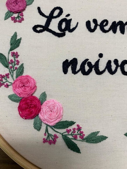 Bordado em Bastidor lá Vem a Noiva