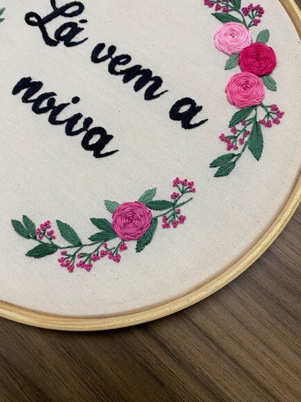 Bordado em Bastidor lá Vem a Noiva