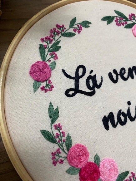 Bordado em Bastidor lá Vem a Noiva