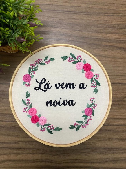 Bordado em Bastidor lá Vem a Noiva