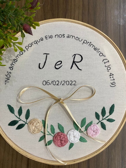 Porta Alianças Bordado à Mão Floral com Frase