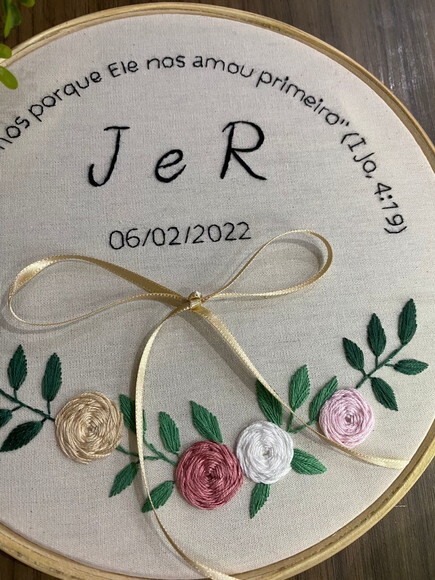 Porta Alianças Bordado à Mão Floral com Frase