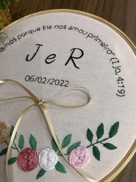 Porta Alianças Bordado à Mão Floral com Frase