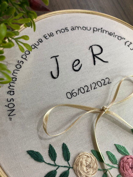 Porta Alianças Bordado à Mão Floral com Frase