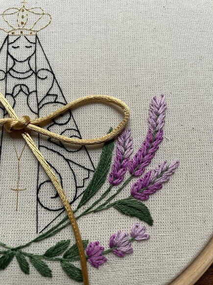 Porta Alianças Bordado à Mão Nossa Senhora Aparecida Lavanda