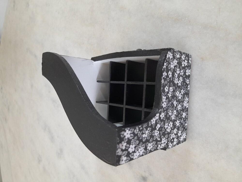 Porta Batom / Esmalte em mdf Preto e Branco 12 Divisórias