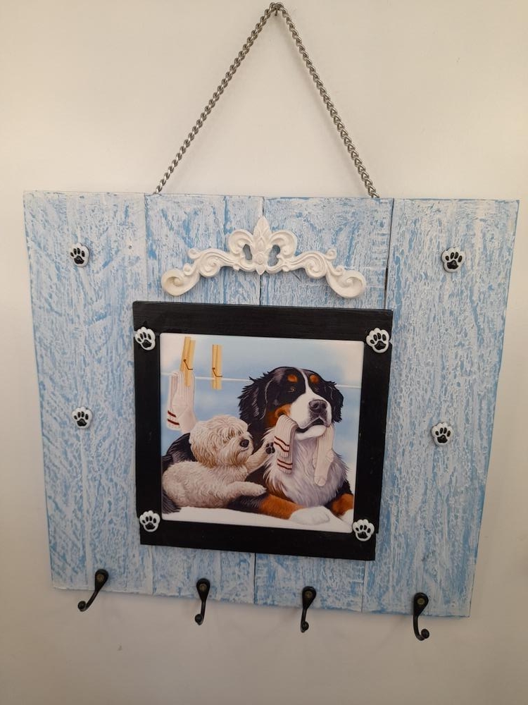 Placa Decorativa de Madeira com Pátina Decorada com Cão