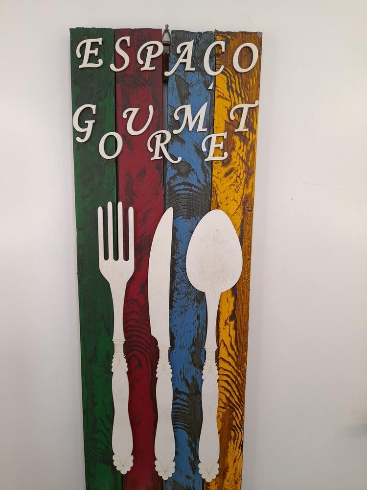 Placa Decorativa de Madeira Envelhecida com Quadro Lousa