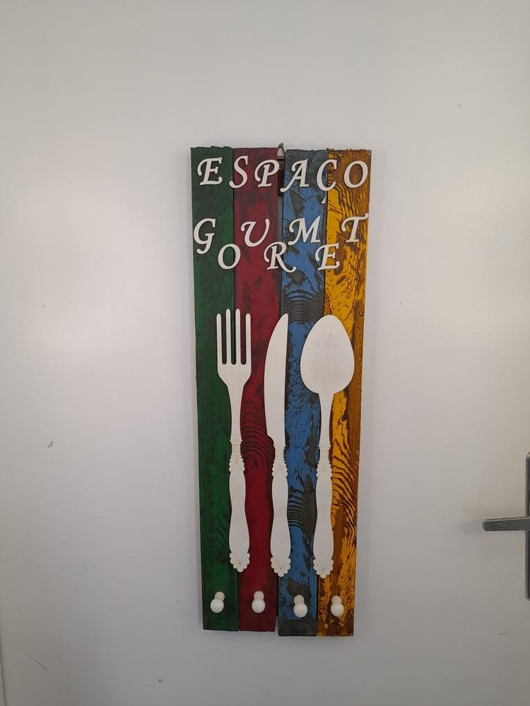 Placa Decorativa de Madeira Envelhecida com Quadro Lousa