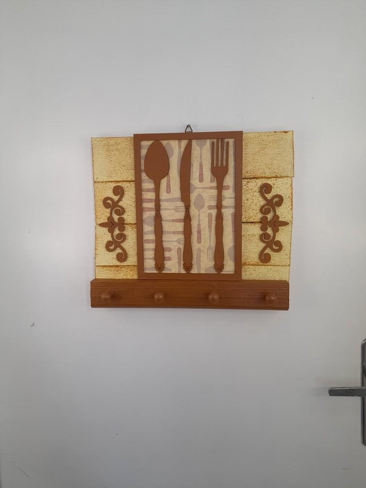 Placa Decorativa de Madeira nas Cores Marrom e Marfim