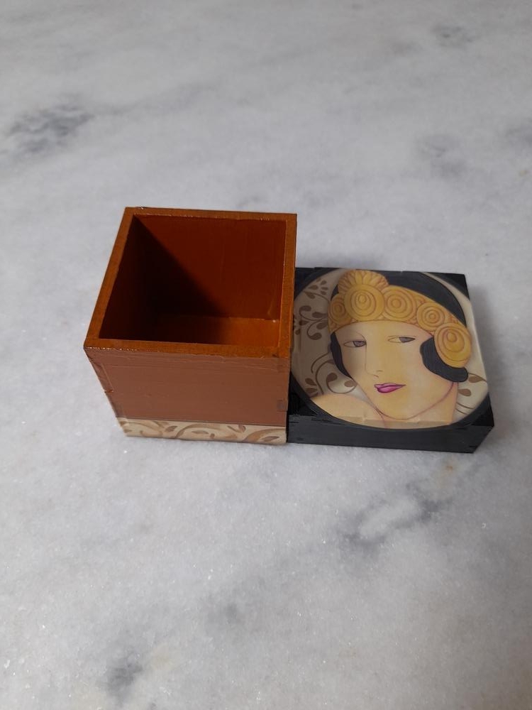 Caixa em mdf Pequena Marrom e Preta c/ Dama