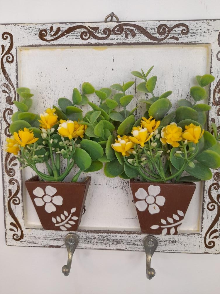 Porta Chave em mdf com Pátina, Dois Vasos de Flores Amarelas