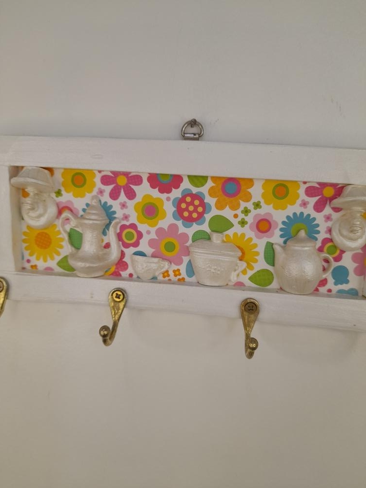 Porta Cave de Madeira Branco Decorado com Aparelho de Chá