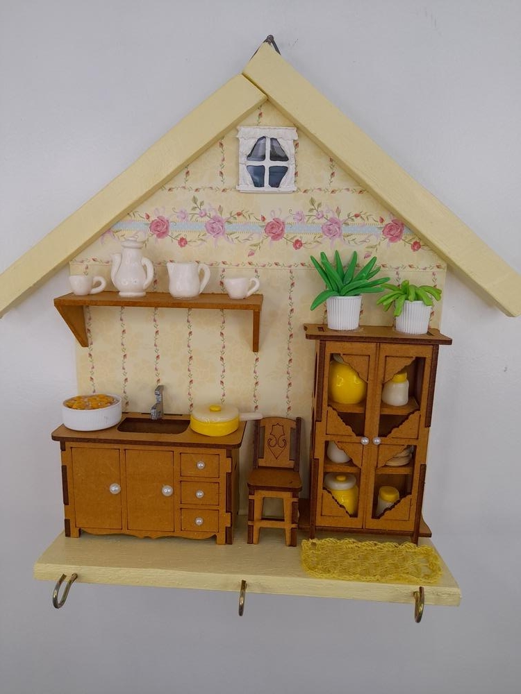 Porta Chave de Madeira Amarelo Decorado c/ Miniaturas