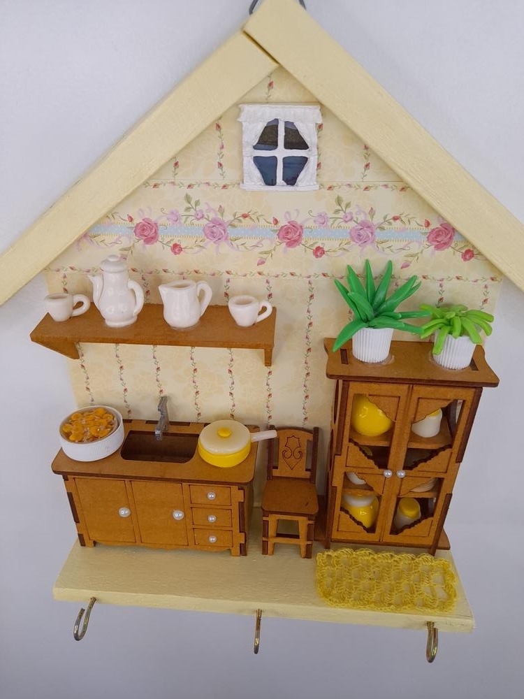 Porta Chave de Madeira Amarelo Decorado c/ Miniaturas