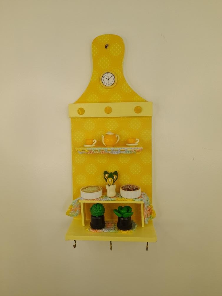 Porta Chave de Madeira Amarelo Decorado com Miniaturas