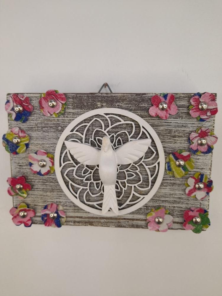 Divino na Madeira com Pátina Decorado com Flores