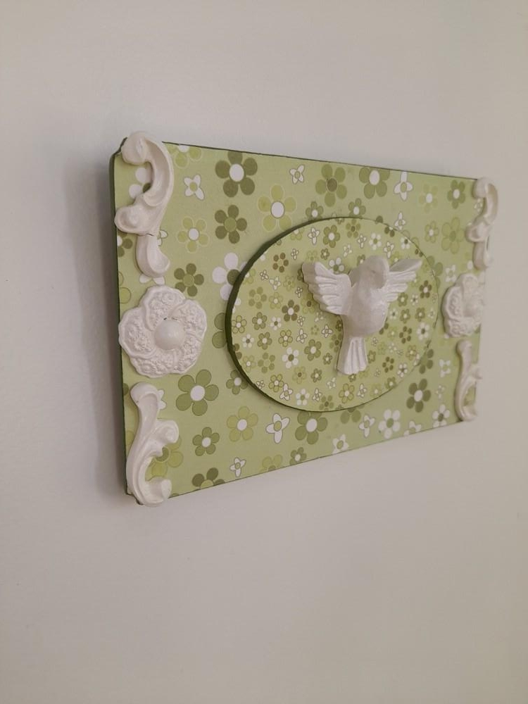 Quadro com Divino e Fundo Floral Verde