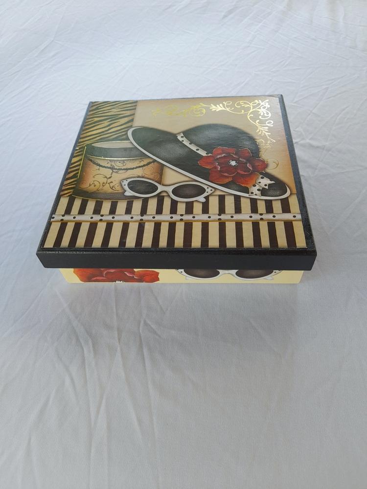 Caixa em mdf para joias / bijuteria com chapéu e óculos