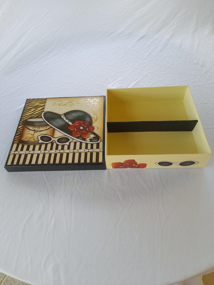 Caixa em mdf para joias / bijuteria com chapéu e óculos