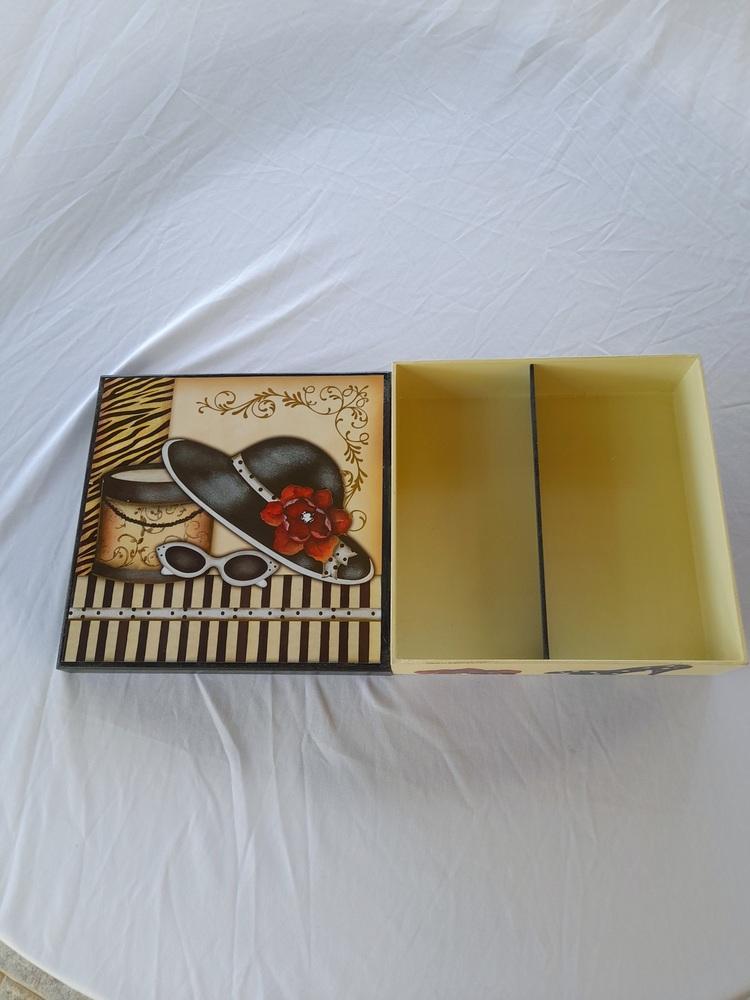 Caixa em mdf para joias / bijuteria com chapéu e óculos