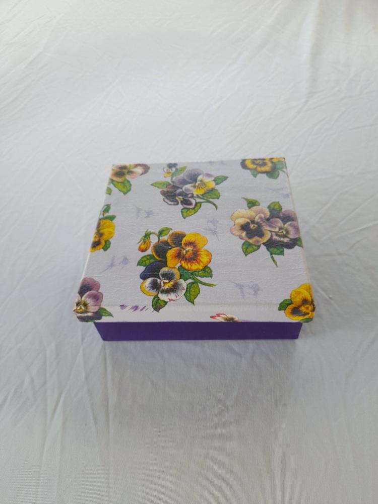 Caixa em mdf para joia/bijuteria lilás e roxa detalhe floral