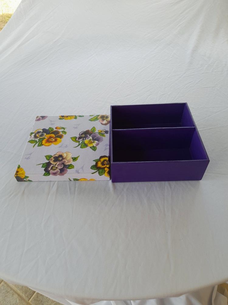 Caixa em mdf para joia/bijuteria lilás e roxa detalhe floral