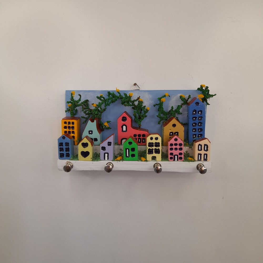 Porta chave com mdf e madeira decorado com mini prédios