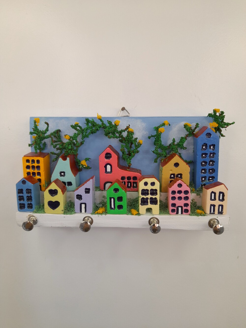 Porta chave com mdf e madeira decorado com mini prédios
