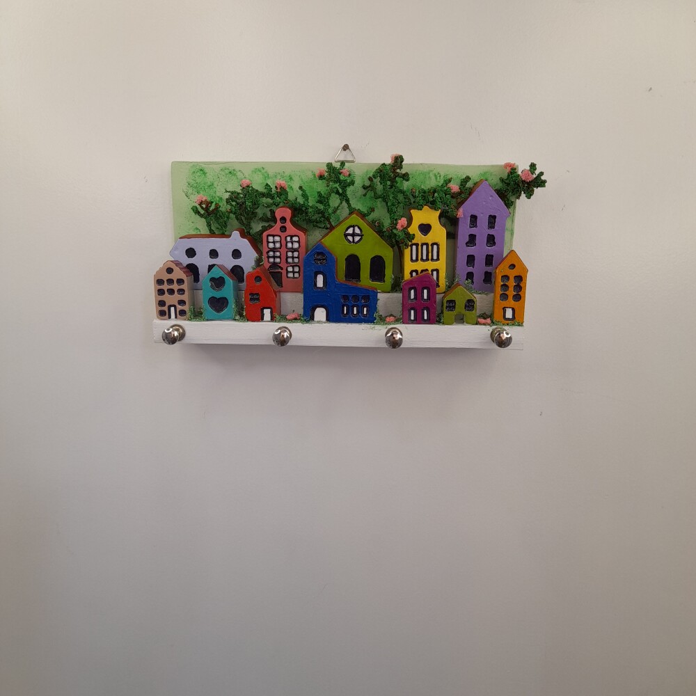 Porta chave de madeira decorado com mini prédios verde