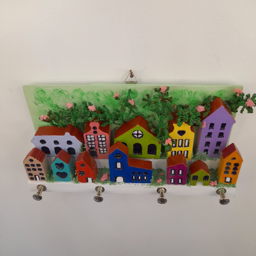 Porta chave de madeira decorado com mini prédios verde