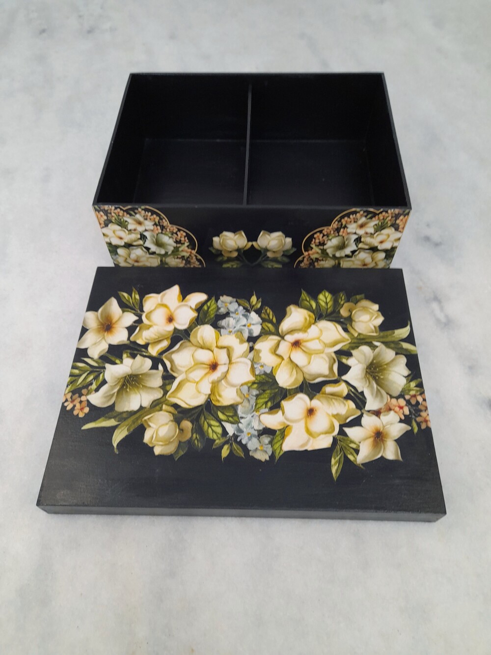 Caixa para Joia em mdf preta com detalhe floral c/ 2 div