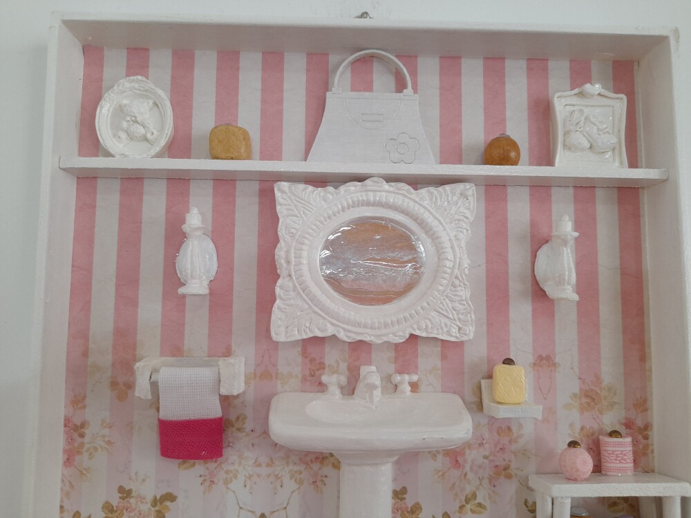 Quadro para lavabo em mdf branco fundo listrado rosa