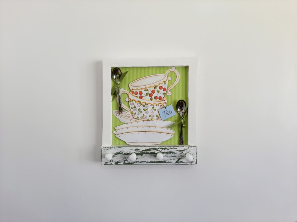 Porta chave de madeira branco e verde com xícara em relevo