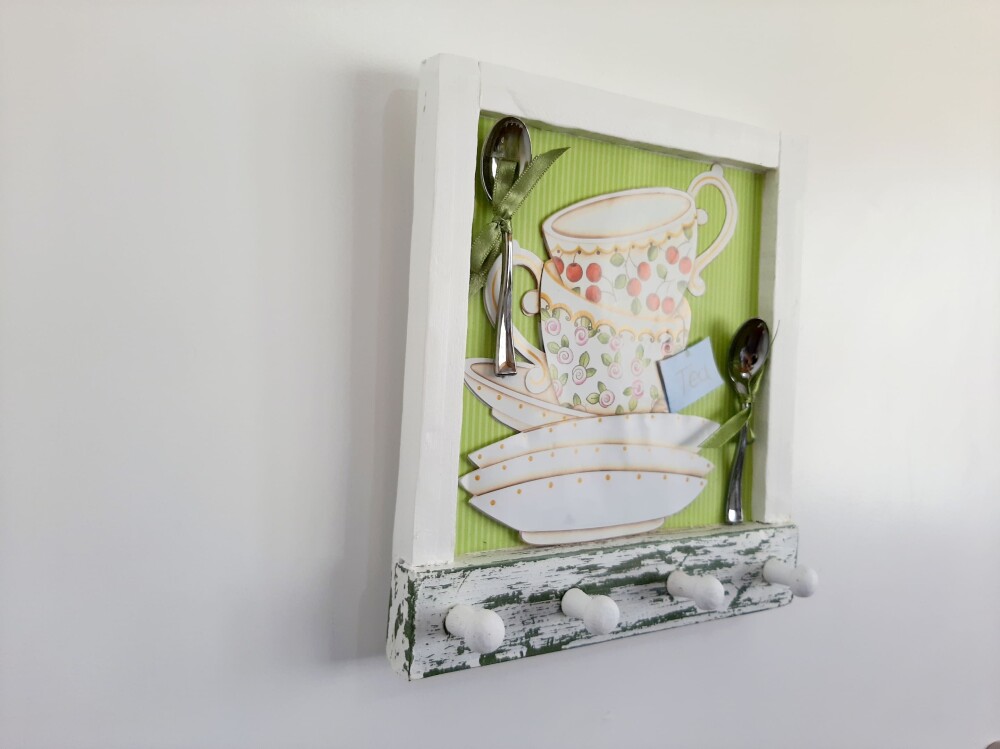Porta chave de madeira branco e verde com xícara em relevo
