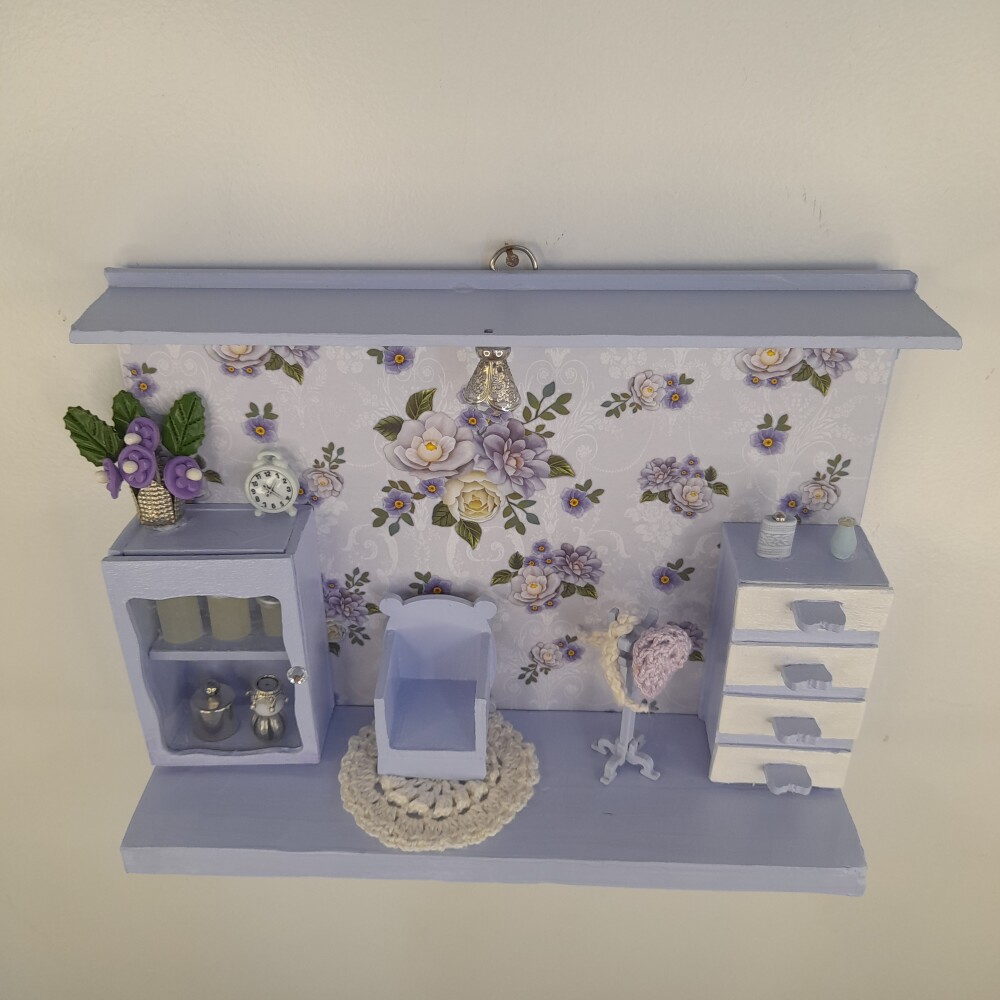 Quadro em mdf e madeira lilás decorado com miniaturas