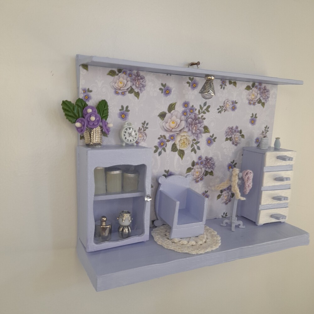 Quadro em mdf e madeira lilás decorado com miniaturas