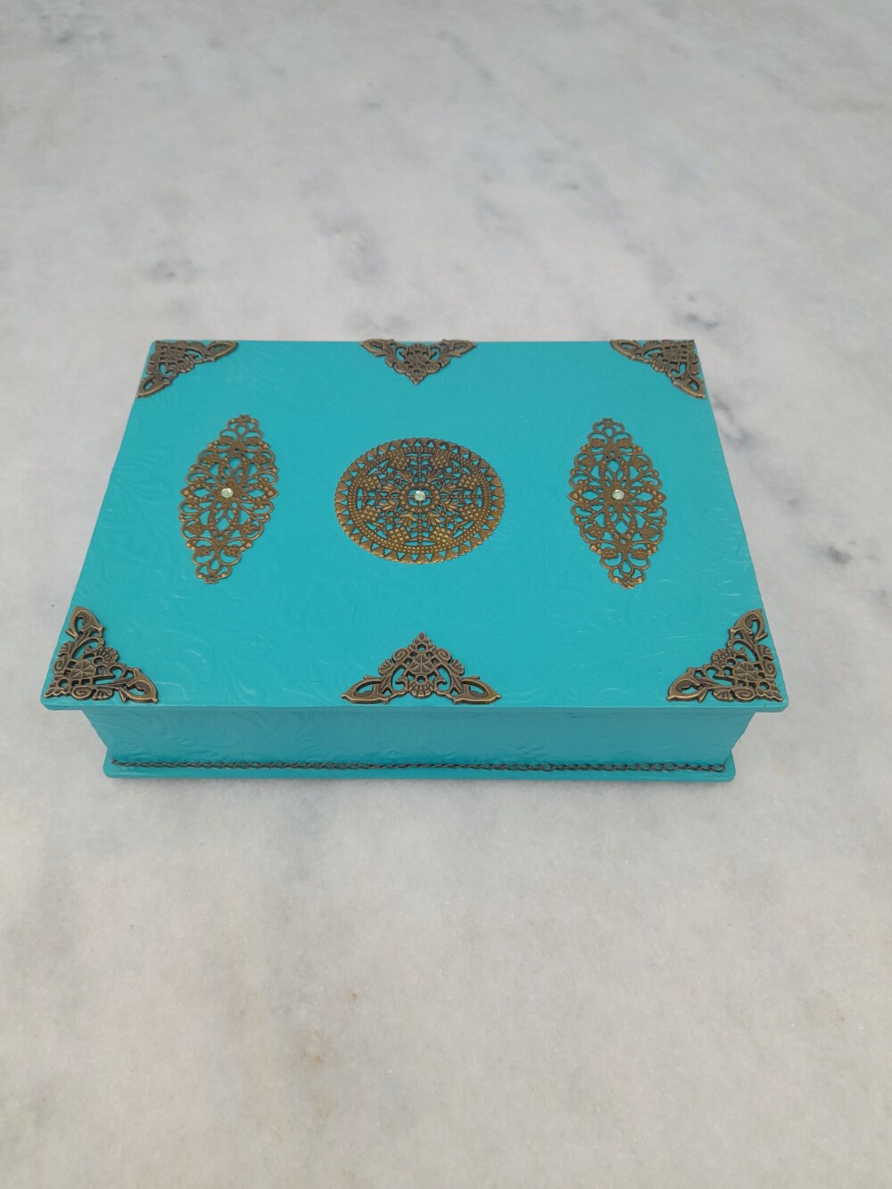 Caixa em mdf na cor turquesa decorada com ferragens