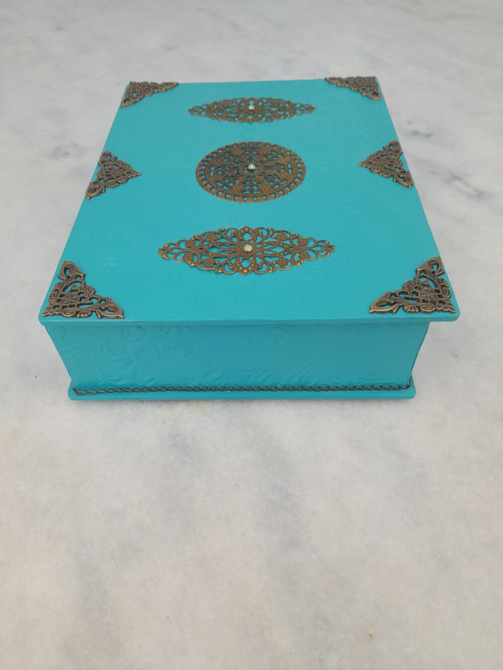 Caixa em mdf na cor turquesa decorada com ferragens