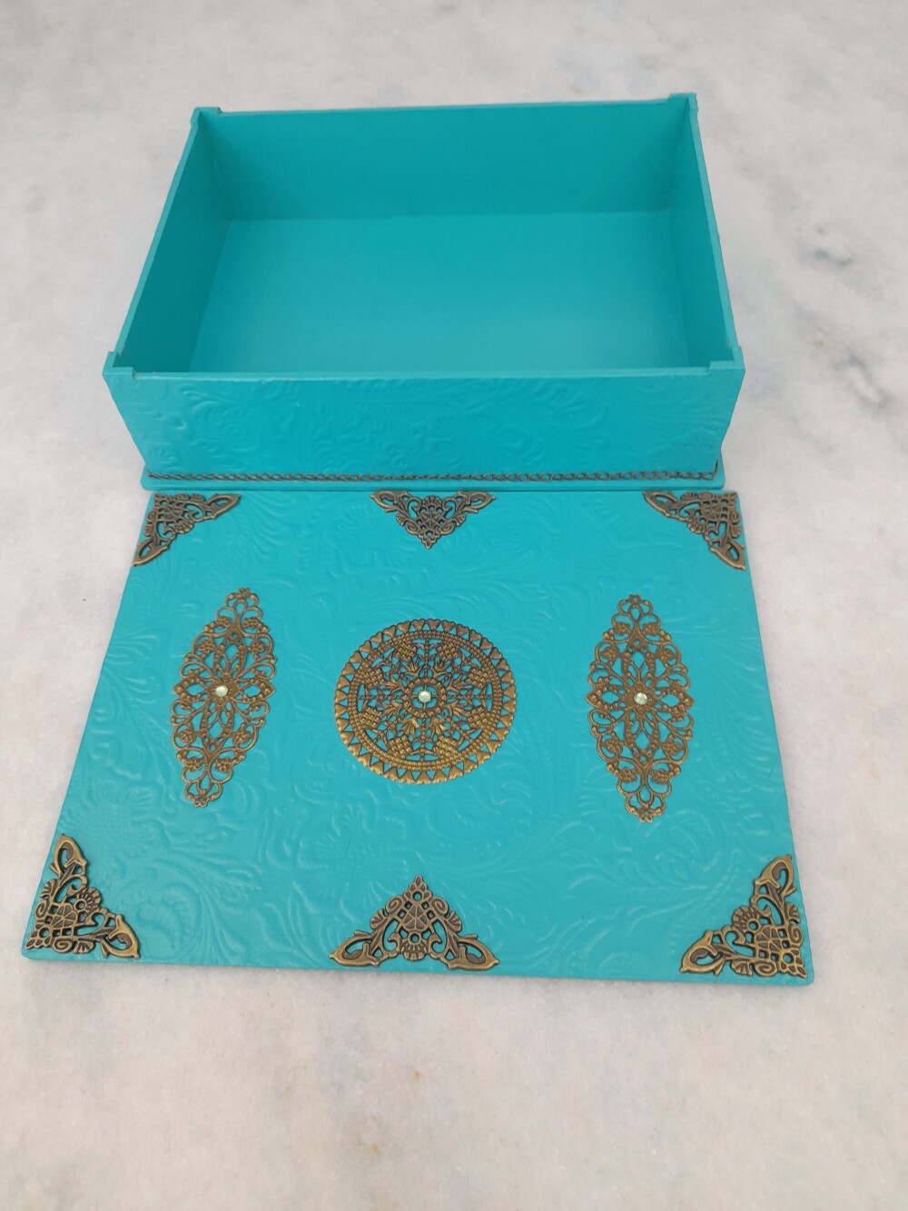 Caixa em mdf na cor turquesa decorada com ferragens