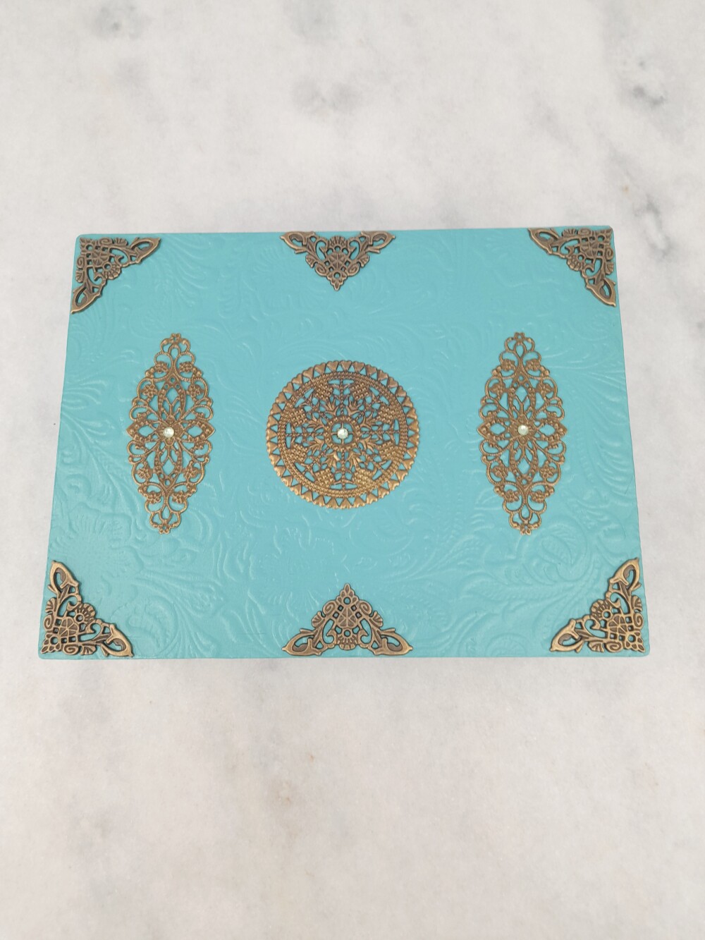 Caixa em mdf na cor turquesa decorada com ferragens