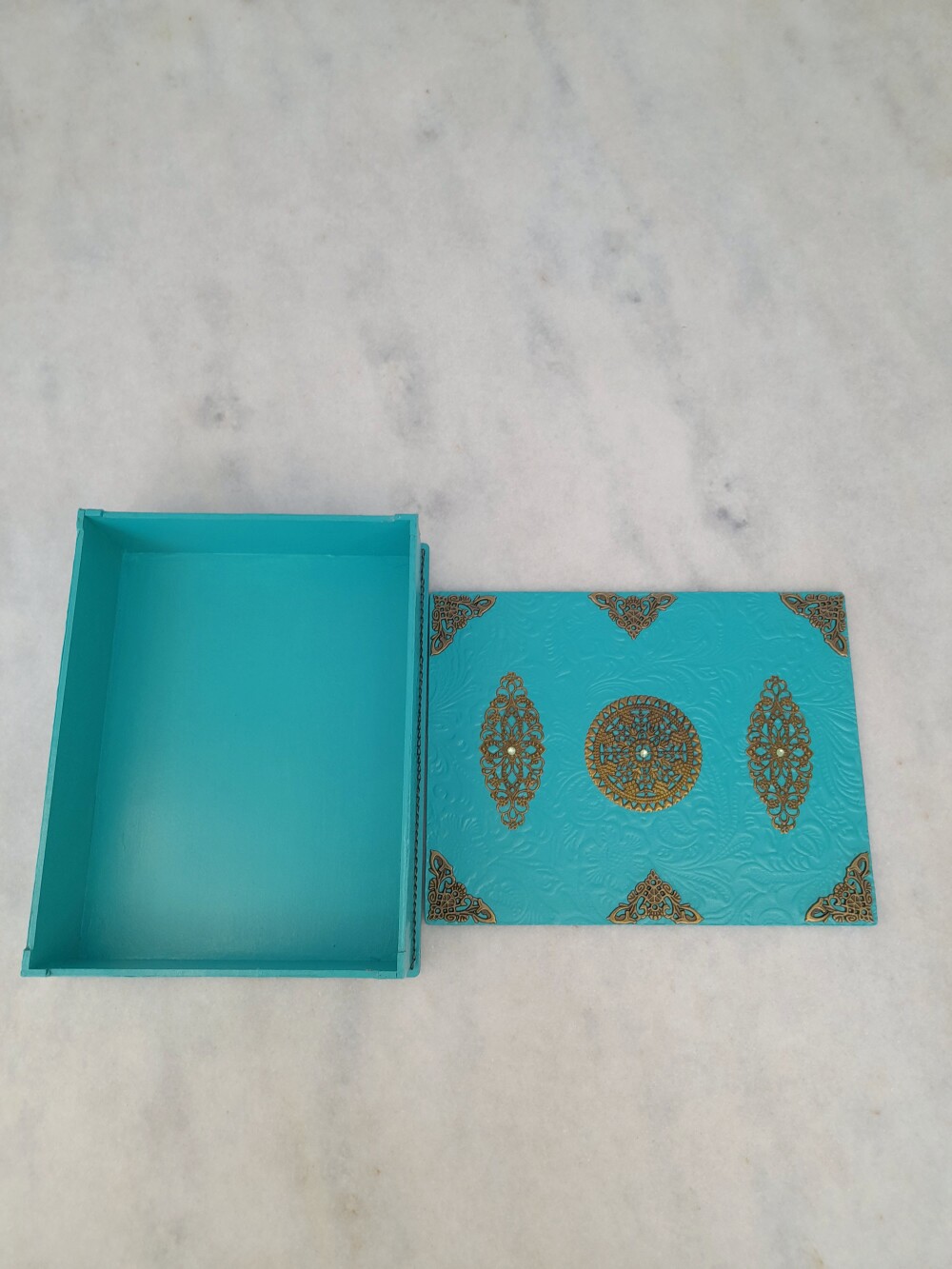 Caixa em mdf na cor turquesa decorada com ferragens
