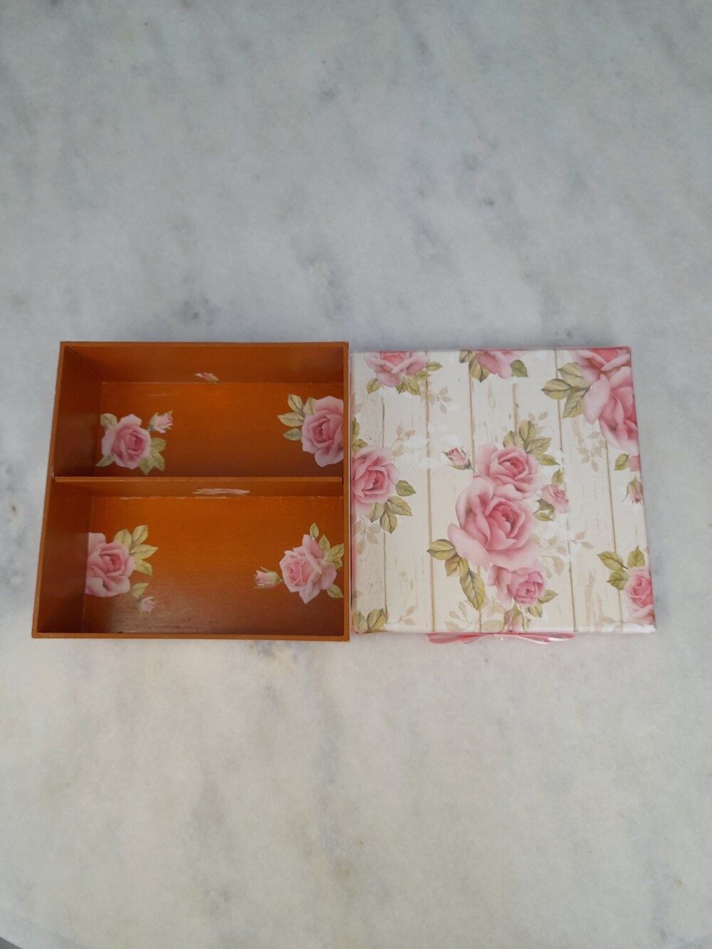 Caixa para joia/bijuteria decorada c/ rosas e duas divisória