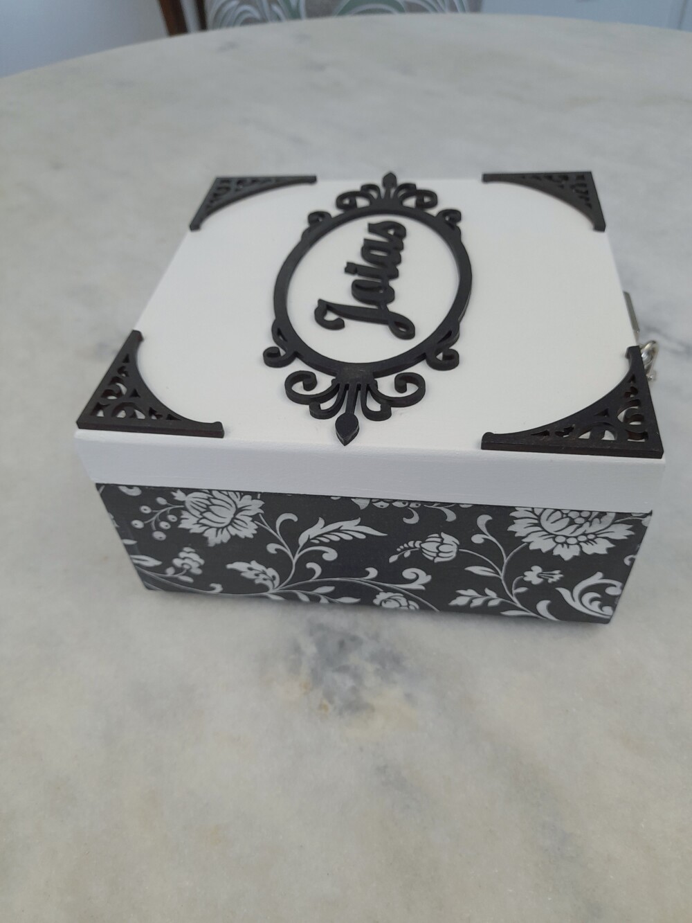 Caixa para joia / biju preta e branca detalhe floral c / 4