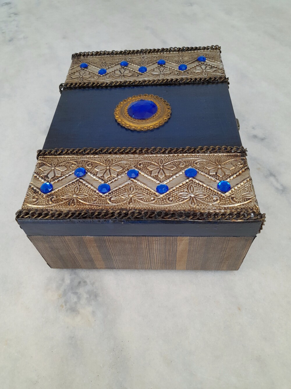 Caixa em mdf azul marinho decorado com latonagem