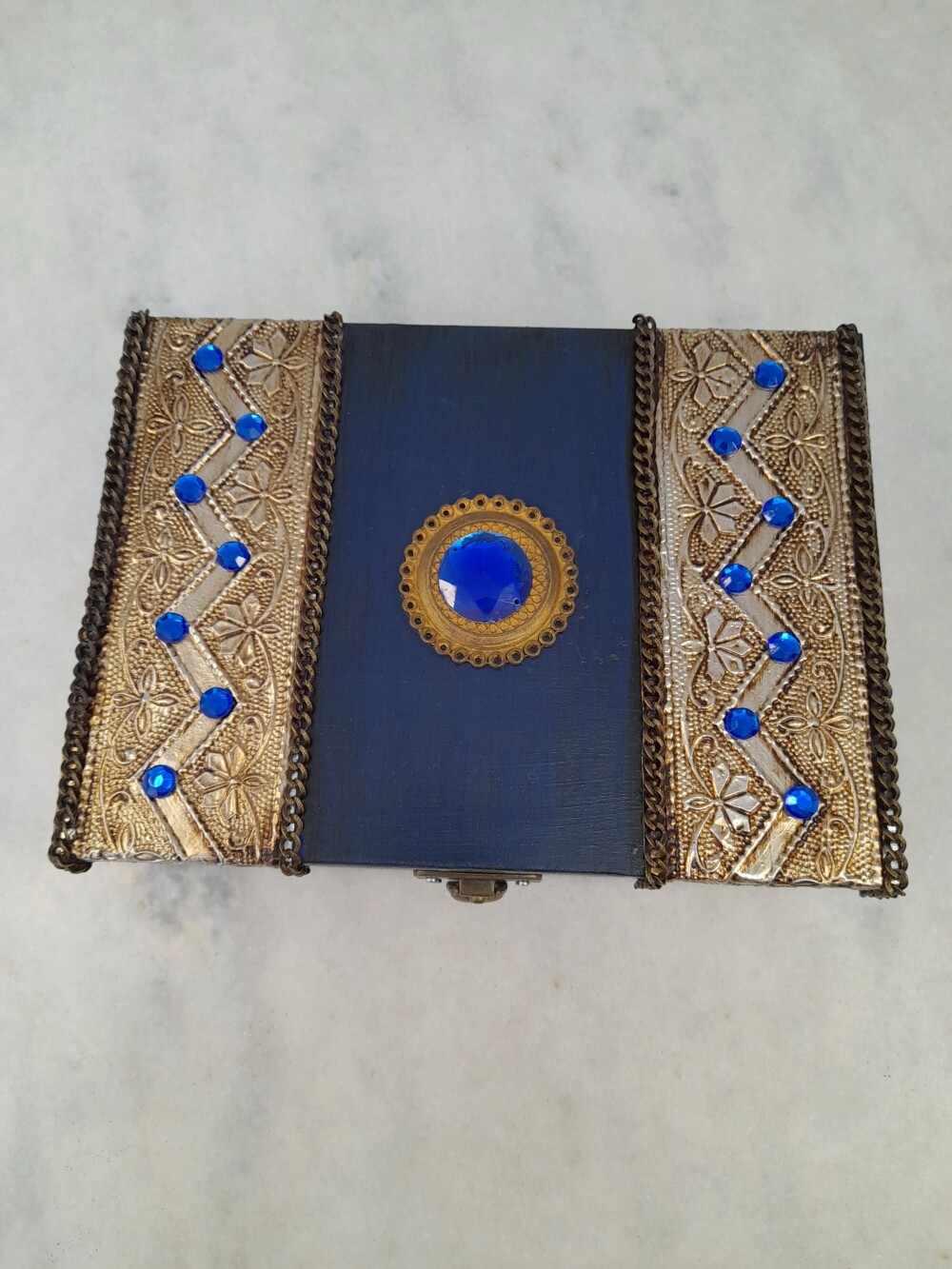 Caixa em mdf azul marinho decorado com latonagem