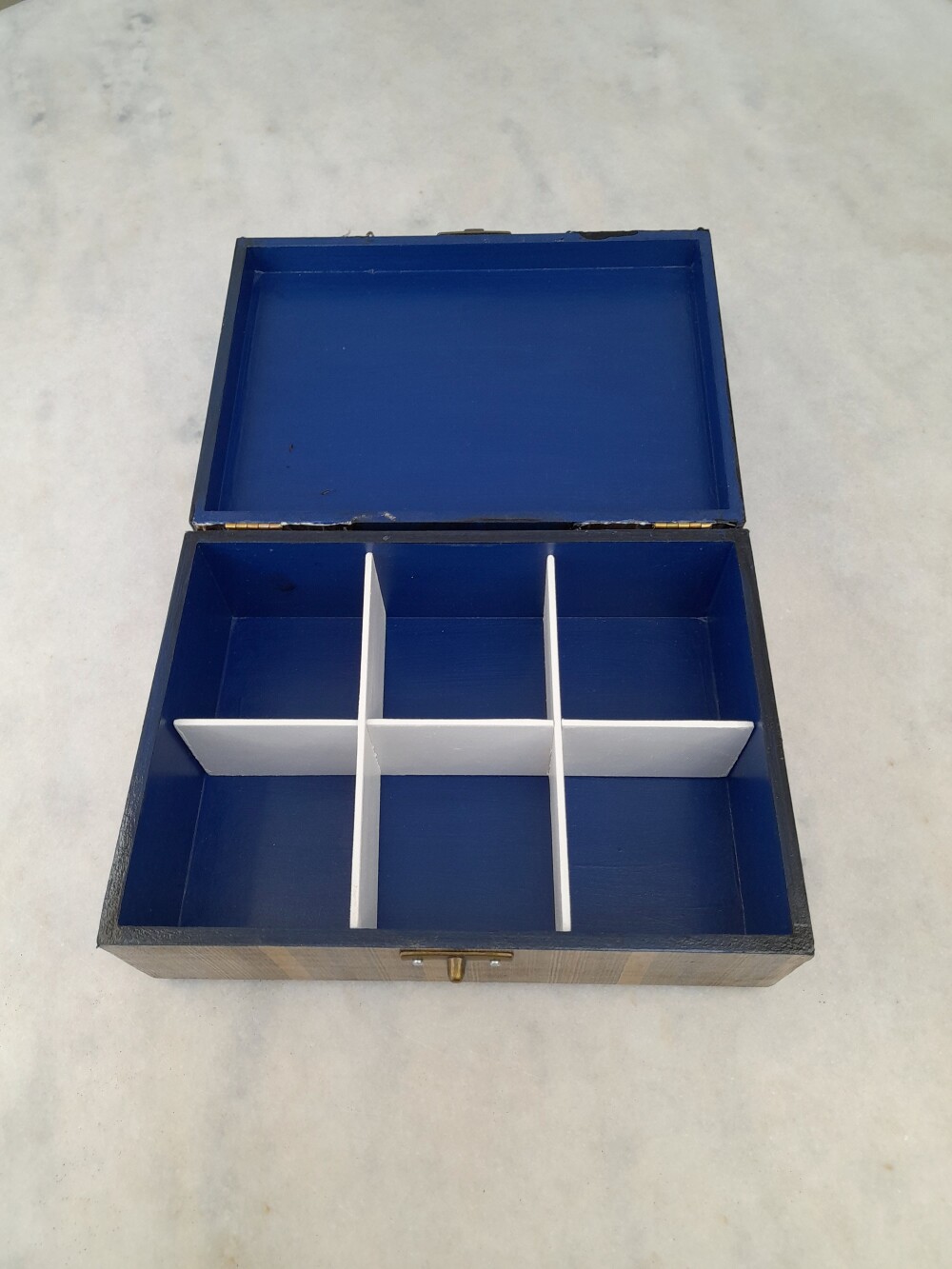 Caixa em mdf azul marinho decorado com latonagem