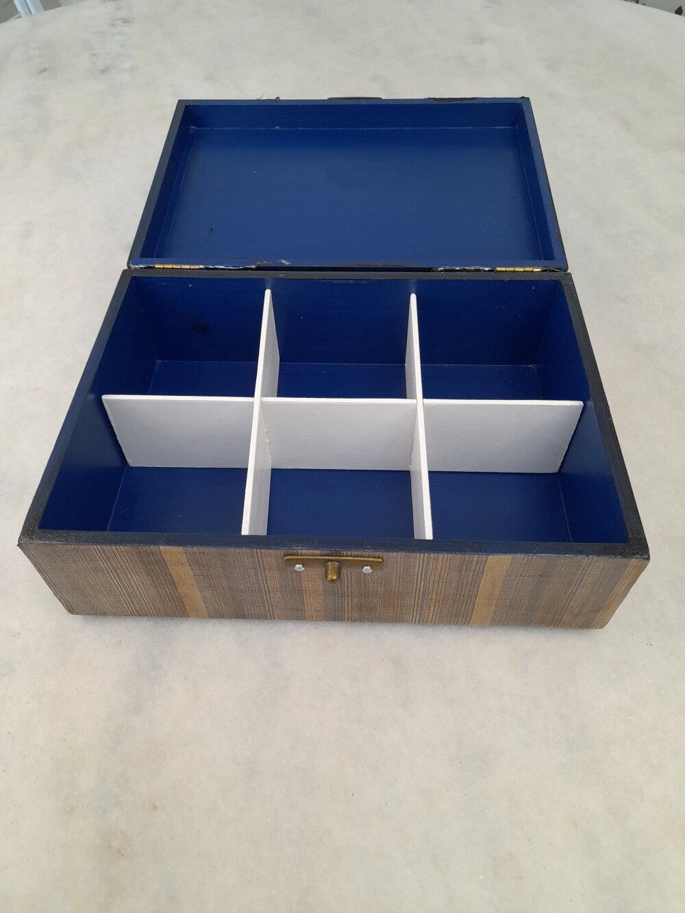Caixa em mdf azul marinho decorado com latonagem