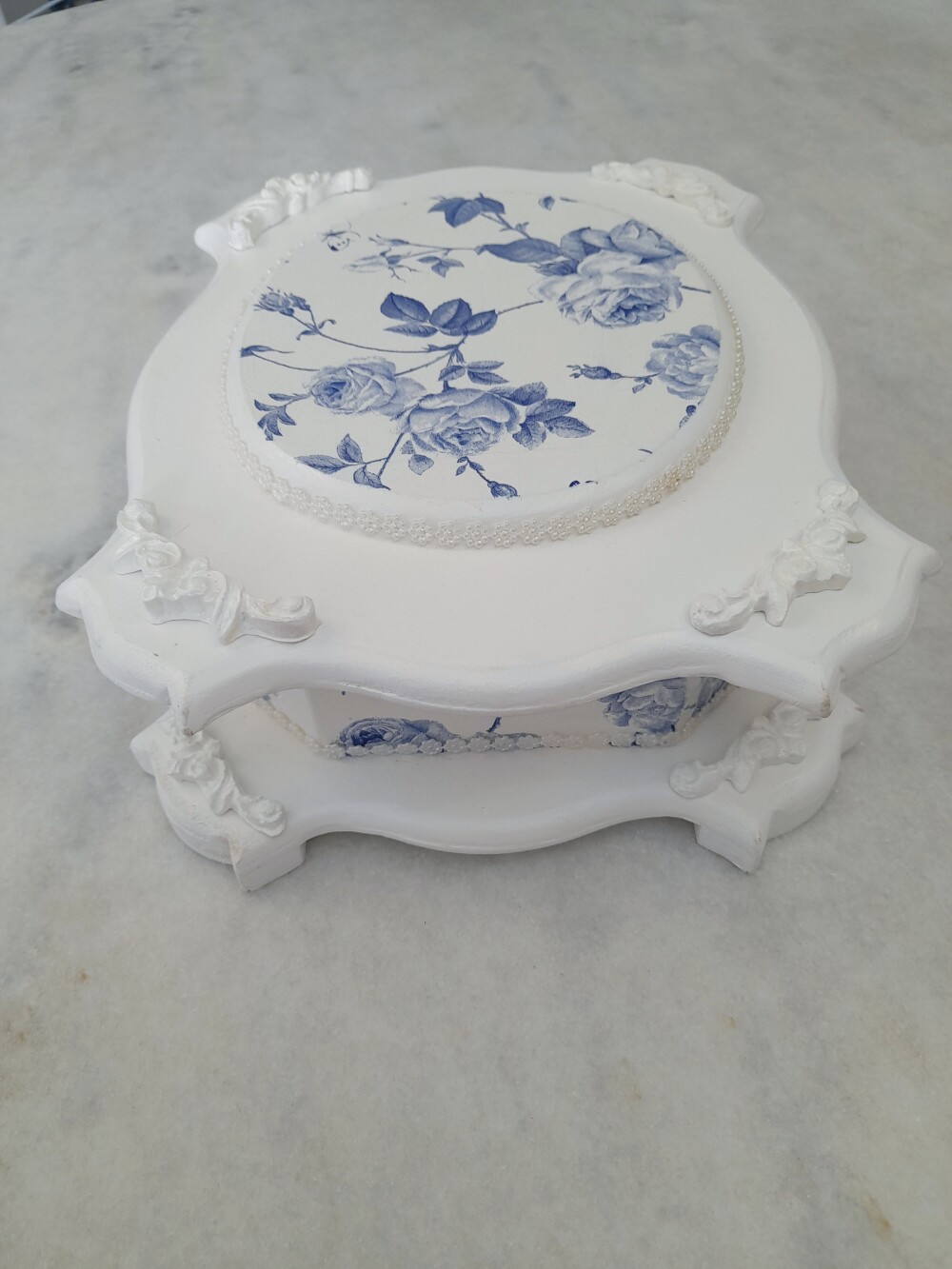 Caixa em mdf pintada de branco com floral azul